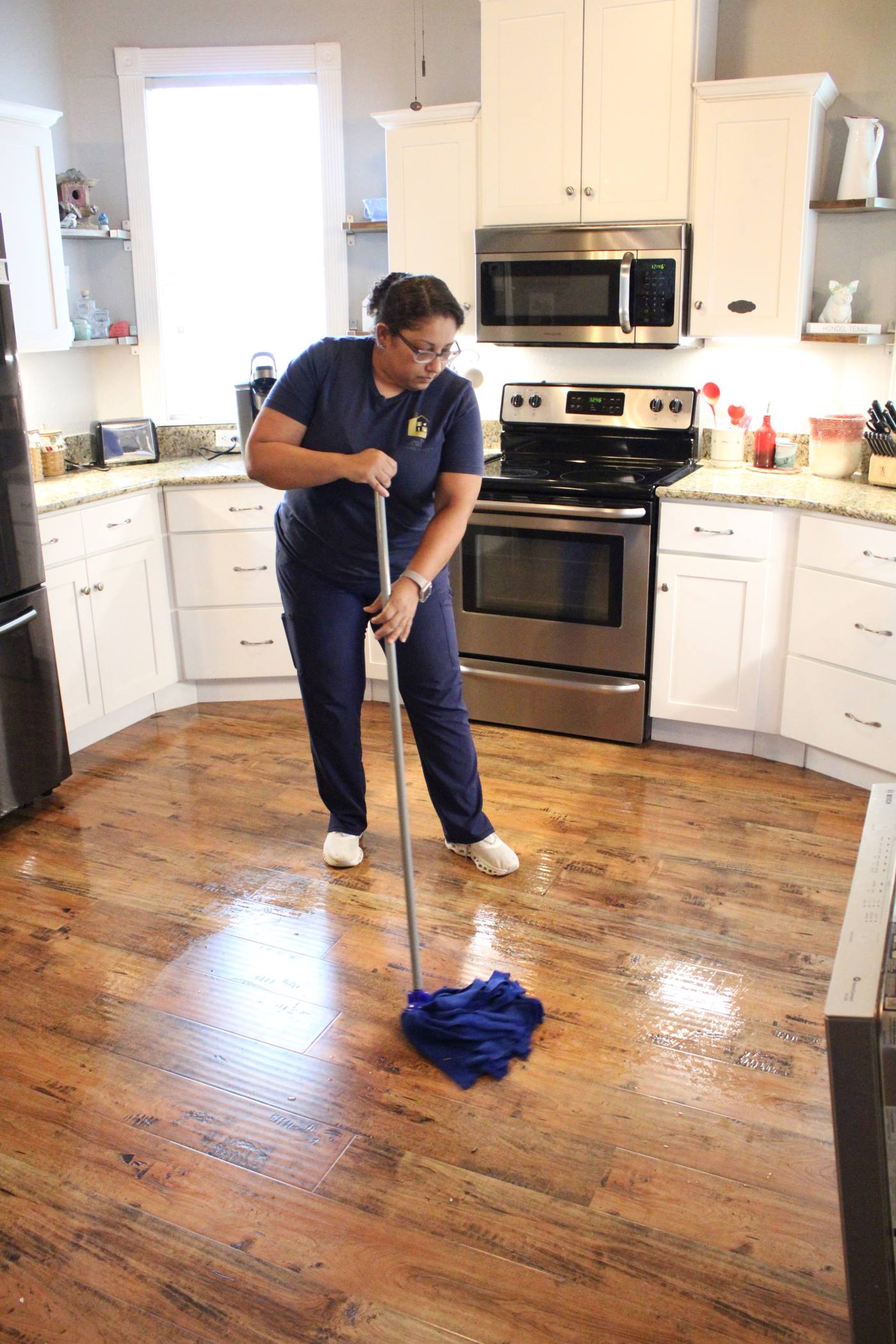 A Leal&rsquo;s cleaner mopping a commercial floor